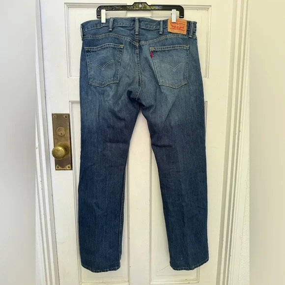Men’s Levi Jeans - Picture 2 of 3